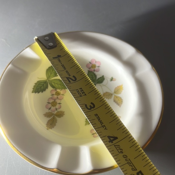 VTG Trinket Dish w/ Wild Strawberry Wedgewood 4.5” Diameter, Gold Trim, England - Picture 4 of 4